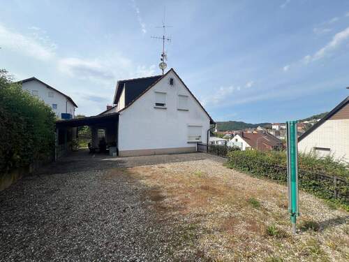 Seitenansicht mit überdachter Terrasse - 