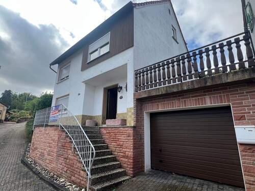 Hausansicht mit Garage - Einfamilienhaus in Lauterecken zum Kaufen