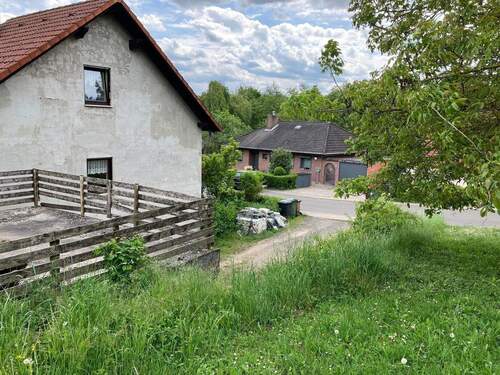 Ansicht links/ Hofeinfahrt - 