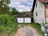 Einfahrt zu den Garagen - 