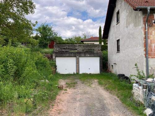 Einfahrt zu den Garagen - 