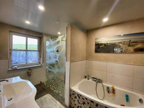 Tageslichtbad mit Badewanne und Dusche - 