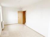 Schlafzimmer mit Blick Richtung Flurbereich - 