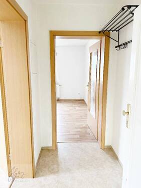 Flurbereich mit Blick Richtung Wohnzimmer - 