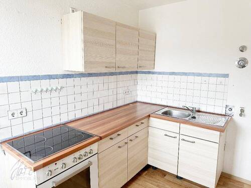 Küche mit kleiner Einbauküche - *** KLEIN... GEMÜTLICH... UND MIT KÜCHENZEILE ! *** Helle 2-Raumwohnung zu vermieten