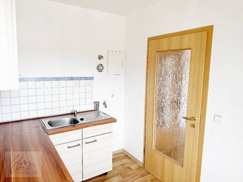 Küche mit kleiner Einbauküche und Blick Richtung Wohnzimmer - Etagenwohnung mit 43,50 m&sup2; in Riesa zur Miete