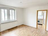 Wohnzimmer mit Blick Richtung Küche - 