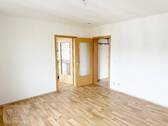 Wohnzimmer mit Blick Richtung Flurbereich und Küche - 