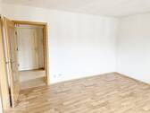Wohnzimmer mit Blick Richtung Flurbereich - 
