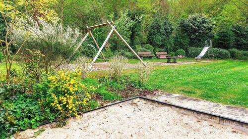 Gepflegter Spielplatz. - 