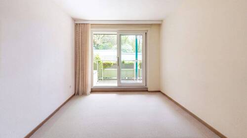Zimmer u. Ostbalkon. Durch KI leergeräumt. - Etagenwohnung mit 91,00 m&sup2; in Düsseldorf zum Kaufen