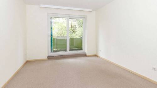 Zimmer u. Westbalkon. Durch KI leergeräumt. - 