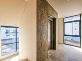 Treppenhaus mit Aufzug - 
