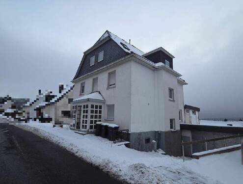Vorderansicht von rechts - 1 Zimmer Mehrfamilienhaus, Wohnhaus in Greifenstein / Nenderoth