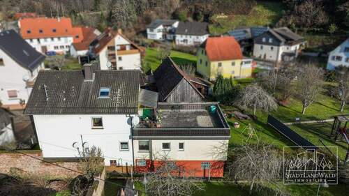 Luftbild_Großer Balkon mit Blick auf Garten - 