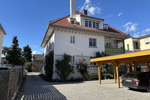 Rückansicht Wohnhaus mit Hof und Carport - Etagenwohnung mit 126,00 m&sup2; in Landsberg zum Kaufen