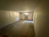 Hobbyraum mit Tageslicht und Heizung im Keller - 