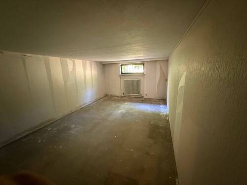 Hobbyraum mit Tageslicht und Heizung im Keller - 