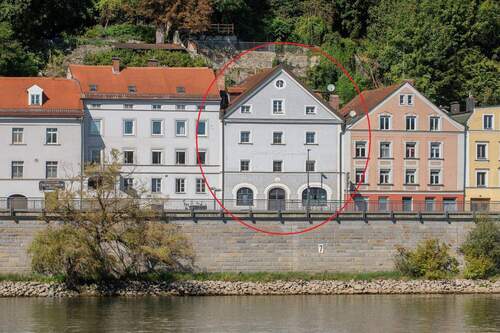 Bild 1 - Denkmalgeschützter Altbau: 3-Zimmer-Wohnung mit spektakulärem Felsengarten
