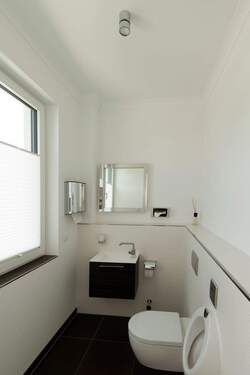 Beispiel WC - Mehrfamilienhaus, Wohnhaus mit 148,00 m&sup2; in Kleinmachnow zum Kaufen