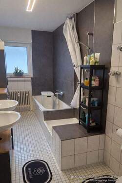 Tageslichtbad mit Wanne und Dusche - 