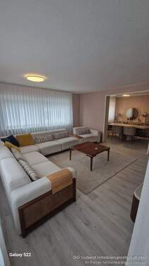 Wohnzimmer - Attraktive 4-Zimmer-Wohnung mit Balkon und Garten in Erlenbach Ötisheim Frei ab 01.April.2026