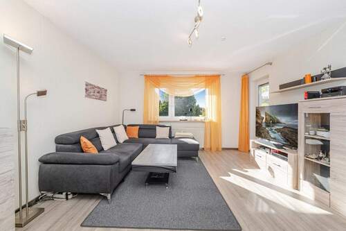 Wohnzimmer zum Balkon - Gepflegte 3-Zimmer-Wohnung am Westkreuz