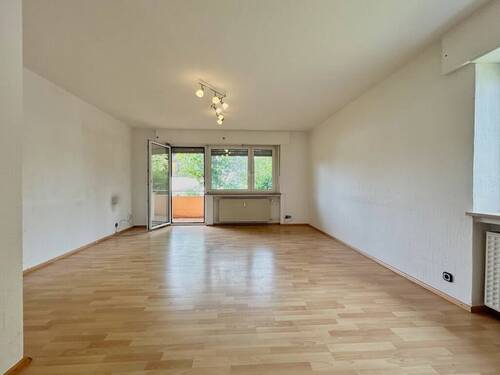 Wohnzimmer mit Zugang zum Balkon - 3 Zimmer Etagenwohnung zum Kaufen in Ingolstadt