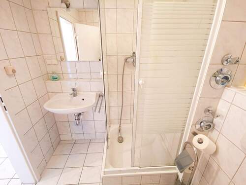 Bad mit Dusche und WMA - 