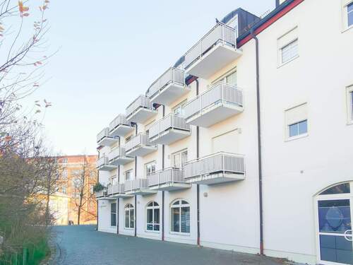 Hausansicht vorn mit Balkonen - 