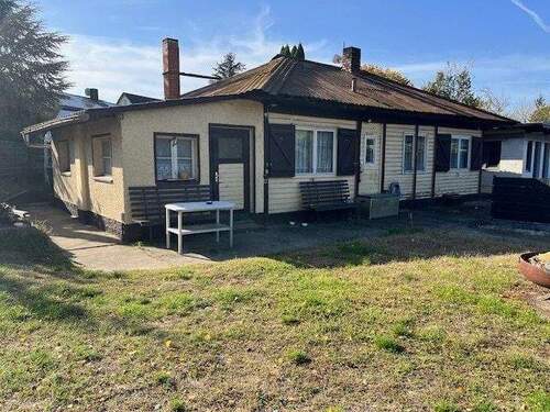 Vorderansicht - Kleiner Bungalow in einfacher Bauweise