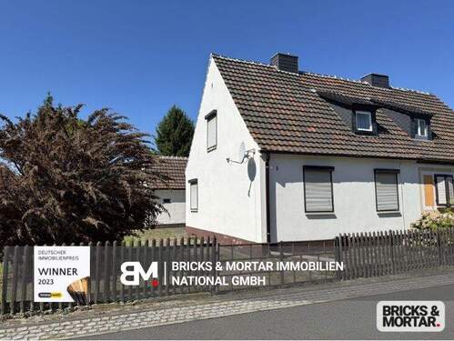 Ansicht Straße - Für Macher und Kreative - Ihr Projekt in Wolfen-Süd Doppelhaushälfte mit Potenzial