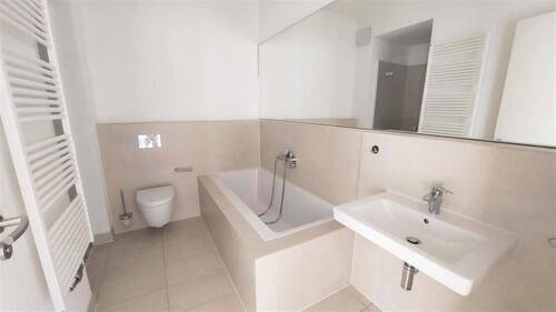 Bad mit Wanne und Dusche - 