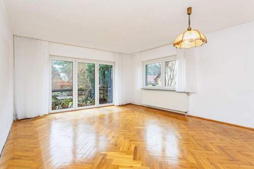 Wohnzimmer mit Terrasse - 4 Zimmer Einfamilienhaus in Berlin