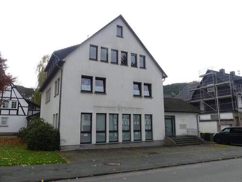 Straßenansicht Wohn- und Geschäftshaus - 1 Zimmer Mehrfamilienhaus, Wohnhaus zum Kaufen in Kirchhundem
