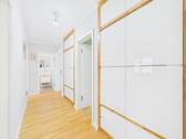 Flur mit Einbauschränken - Etagenwohnung mit 99,80 m&sup2; in München zum Kaufen