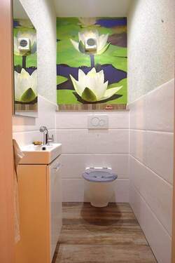 EG: separates WC, WT mit Unterschrank und Spiegel - 