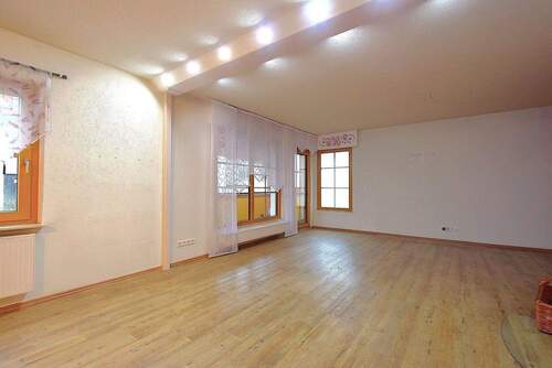 EG: Wohnzimmer mit Zugang zum Balkon DSC.JPG - 