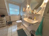 Schönes Vollbad mit Fenster - 