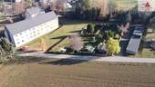 4402-Rückansicht mit Grundstück - Helle 3-Raum-Wohnung in Hartmannsdorf-Reichenau zu vermieten!