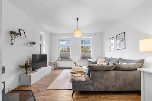 Wohnzimmer im Erdgeschoss - Viel Platz, Flair & Möglichkeiten - Historisches Haus in zentraler Lage