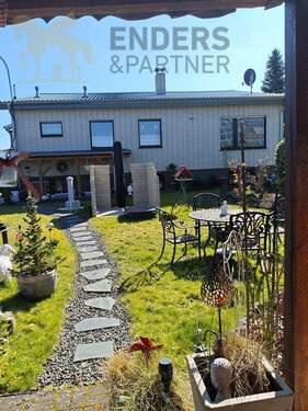 Hausrückseite mit gemauerter Solardusche - 