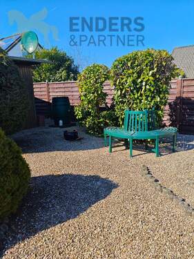 Weg neben Gartenhaus - 