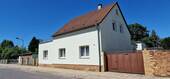 Straßenansicht des Hauses - Brauchen Sie etwas mehr Platz? Großes Einfamilienhaus mit schönem Grundstück im Zentrum von Lauchhammer