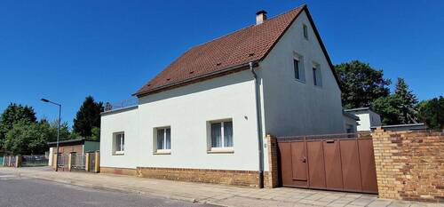 Straßenansicht des Hauses - Brauchen Sie etwas mehr Platz? Großes Einfamilienhaus mit schönem Grundstück im Zentrum von Lauchhammer