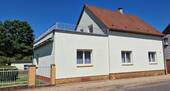 Straßenansicht des Hauses - 7 Zimmer Einfamilienhaus zum Kaufen in Lauchhammer