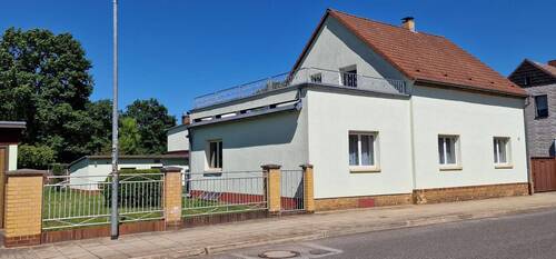 Straßenansicht des Hauses - 7 Zimmer Einfamilienhaus in Lauchhammer