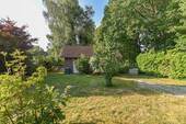 uneinsehbares Grundstück mit grüner Oase & massivem Nebengebäude - 4 Zimmer Bungalow in Munster