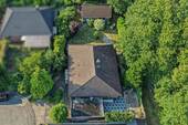charmanter Bungalow mit Garage, Nebengebäude, Sauna und Teich - 