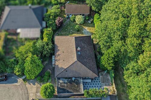 charmanter Bungalow mit Garage, Nebengebäude, Sauna und Teich - 